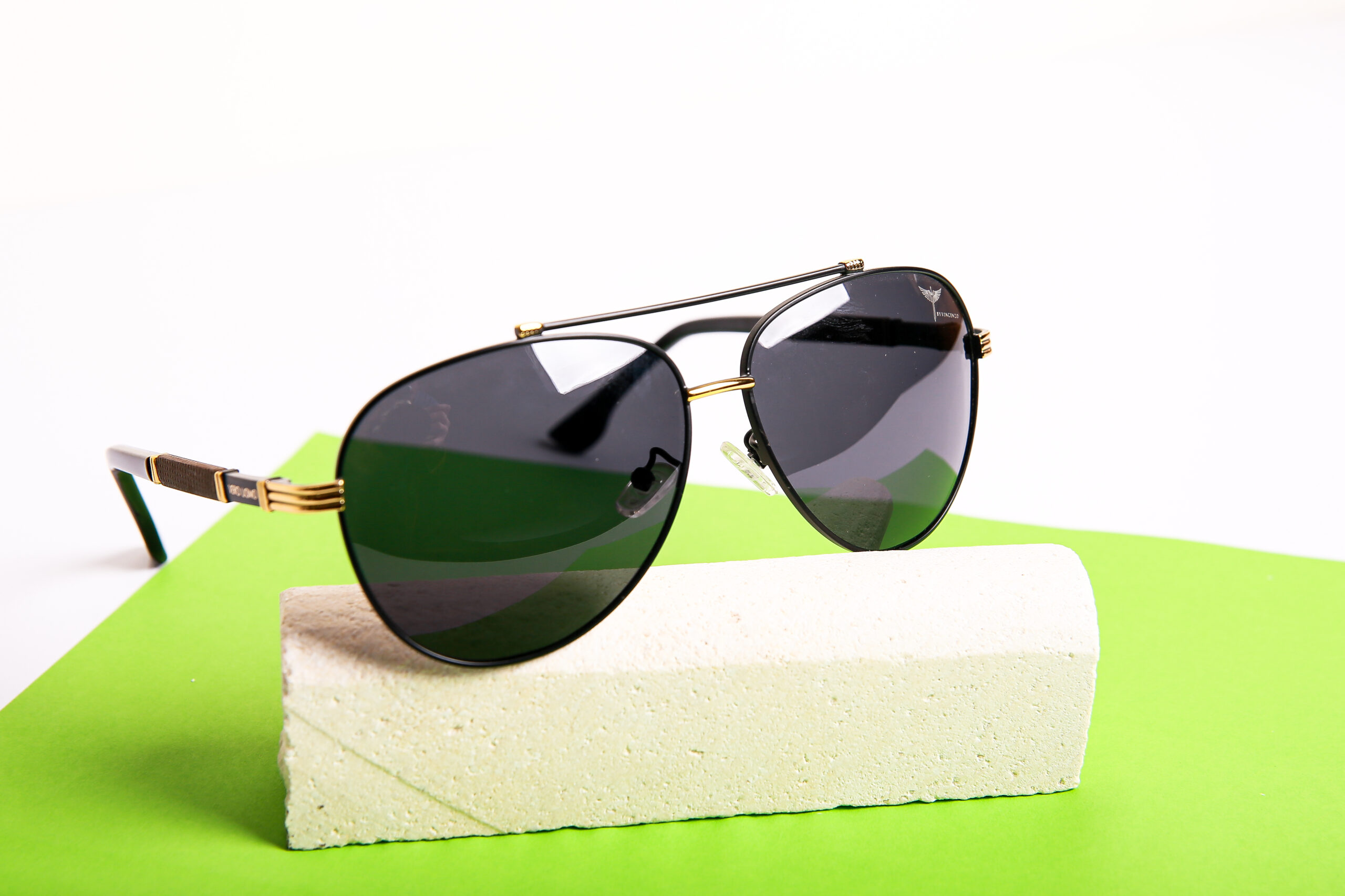 Aviator sunglass With design temples